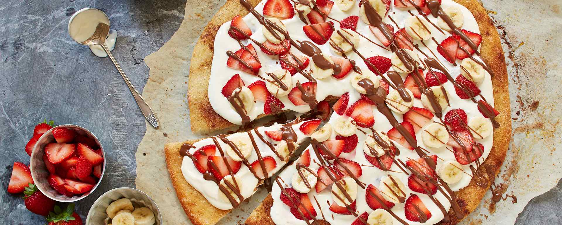 Photo for - Chocolate Hazelnut Pizza with Strawberries and Bananas